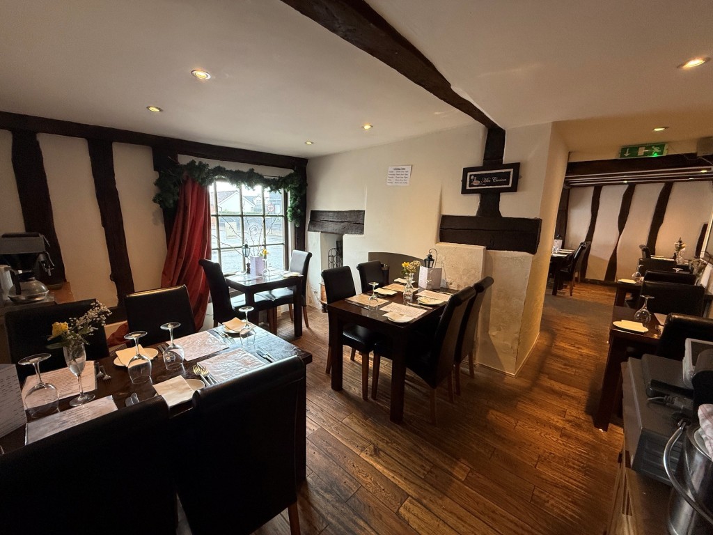 Lot: 69 - RESTAURANT PREMISES IN MALDON HIGH STREET WITH TWO BEDROOM FLAT ABOVE - Additional seating area in the restaurant